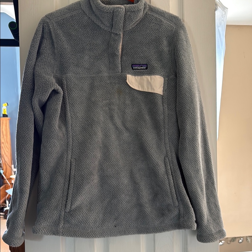 Patagonia Light gray Fleece Pullover with Cream Chest Pocket Detail